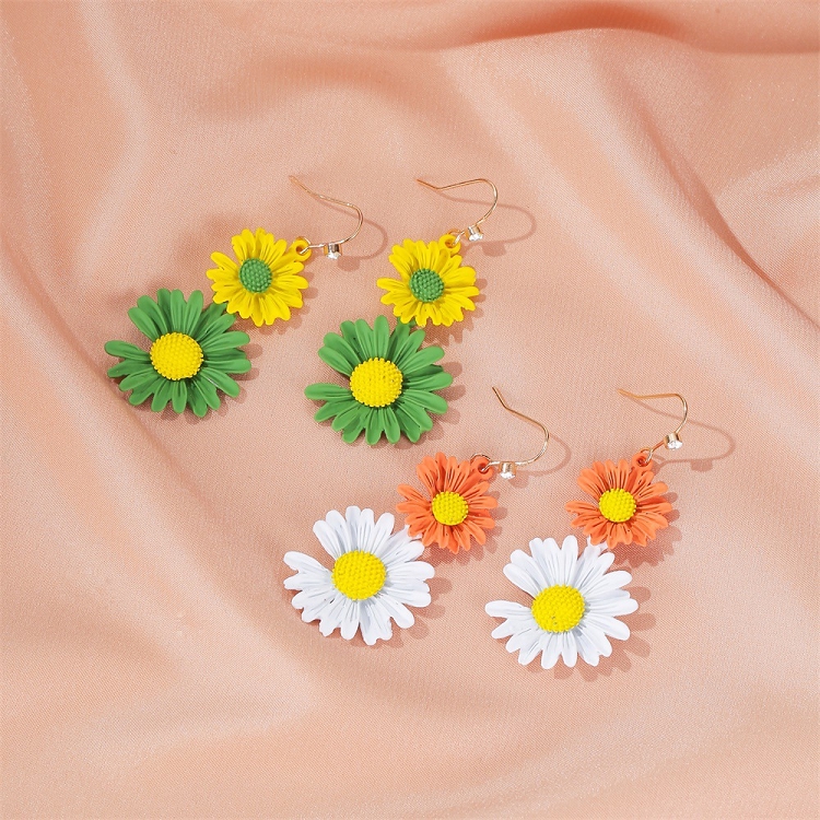 Korean version of the new Daisy earrings small and fresh summer double color Daisy earrings temperament net red long flower pendant ?